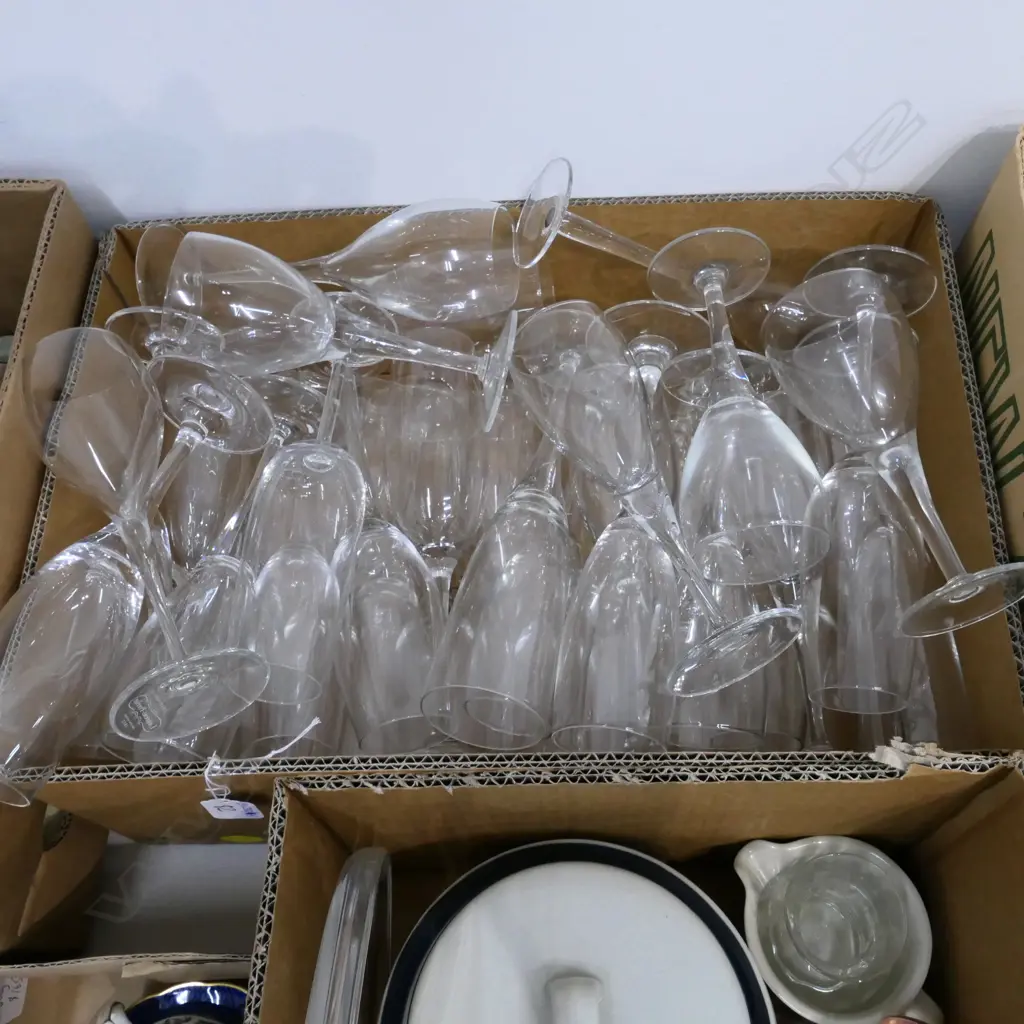 LARGE BOX LOT OF CRYSTAL CHAMPAGNE FLUTES Image 1++