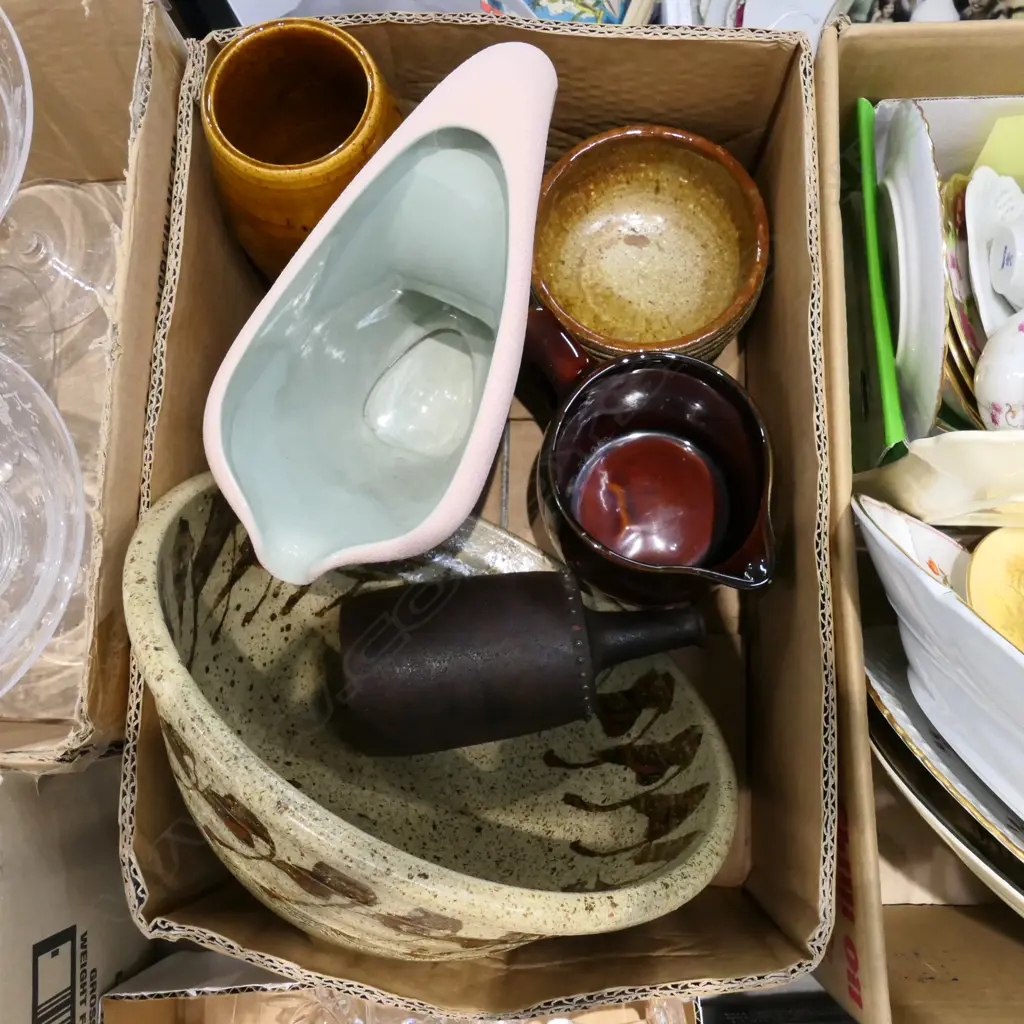 BOX LOT ASST. CERAMICS Image 1++