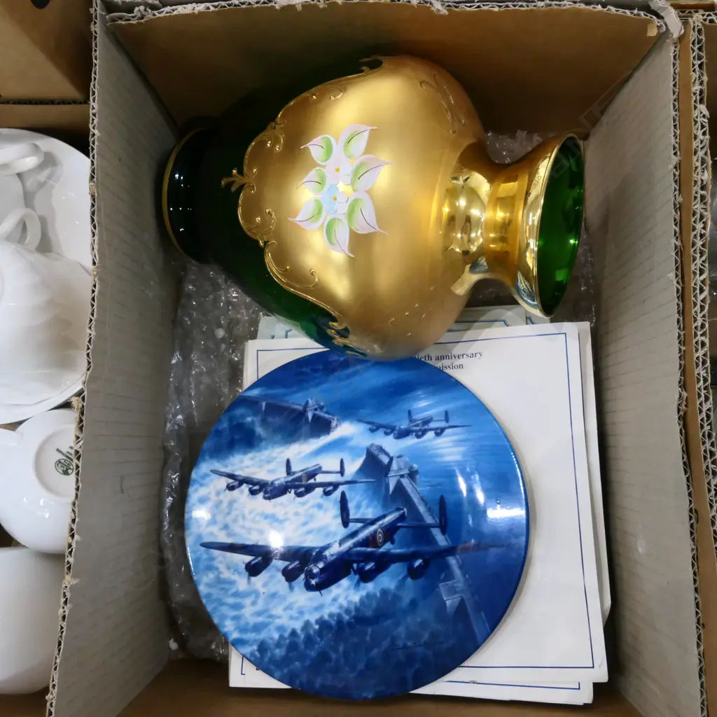 BOX OF ROYAL WORCESTER PICTURE PLATES & VENETIAN GLASS VASE   Image 1++