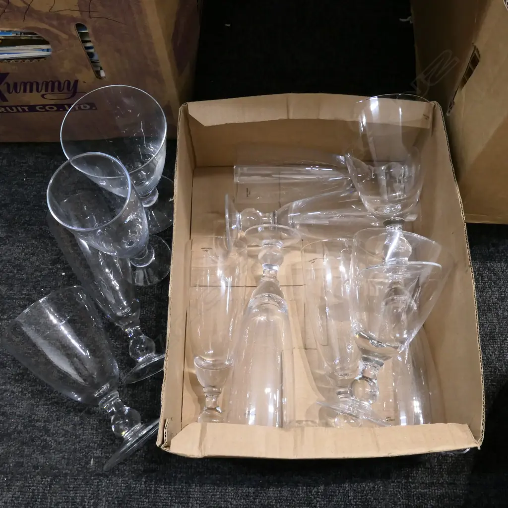 BOX LOT CRYSTAL WINE / CHAMPAGNE GLASSES Image 1++
