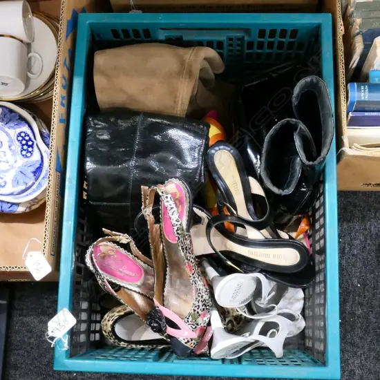 LOT LADIES SHOES INCL HEELS & BOOTS