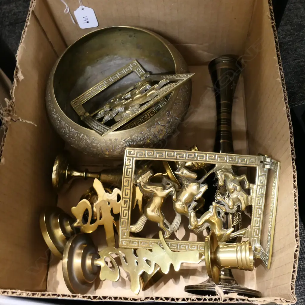 BOX OF ASSORTED BRASS ITEMS Image 1++