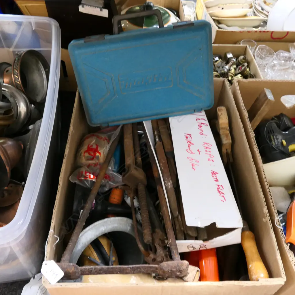 BOX OF VINTAGE TOOLS Image 1++