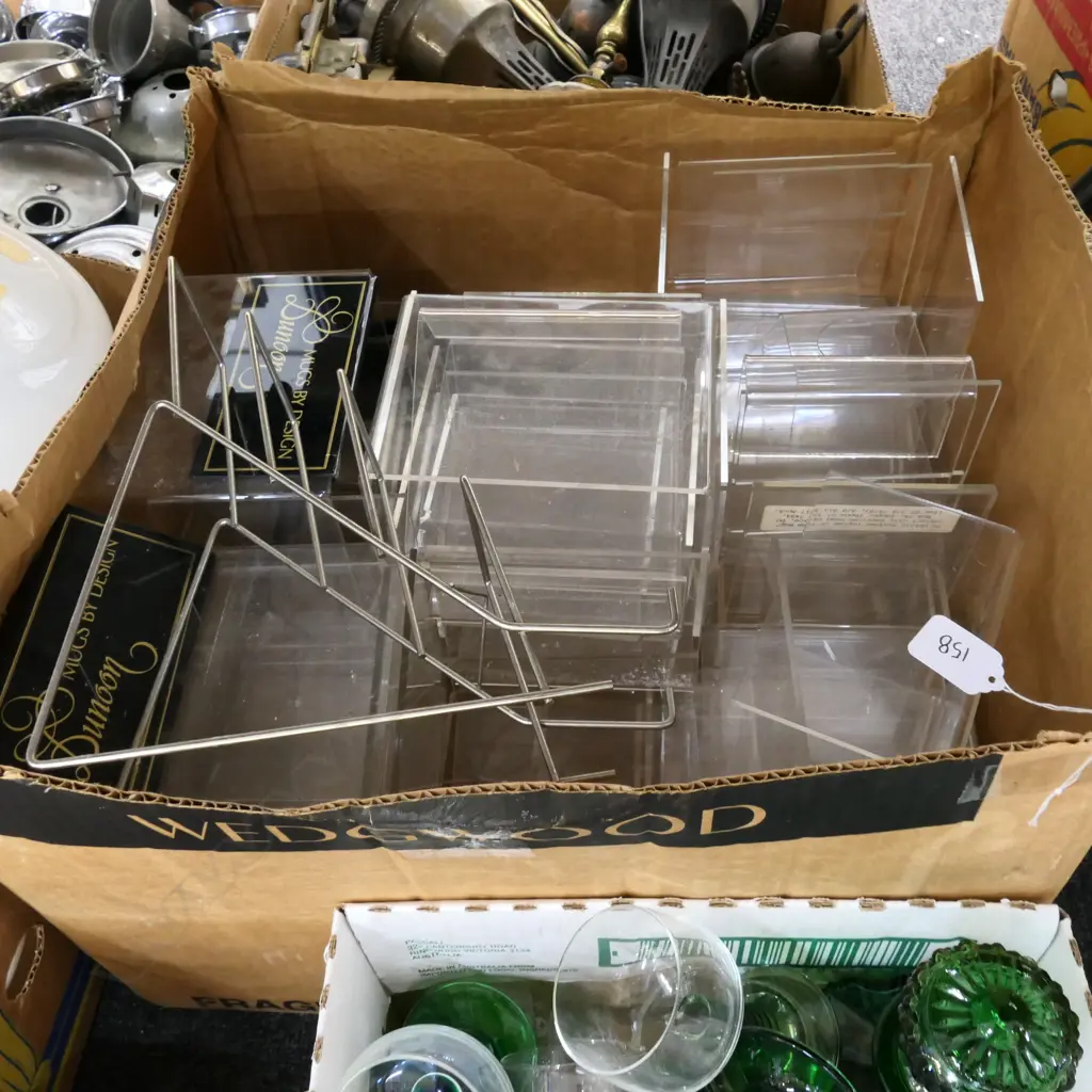BOX LOT ASST. PLASTIC STANDS Image 1++