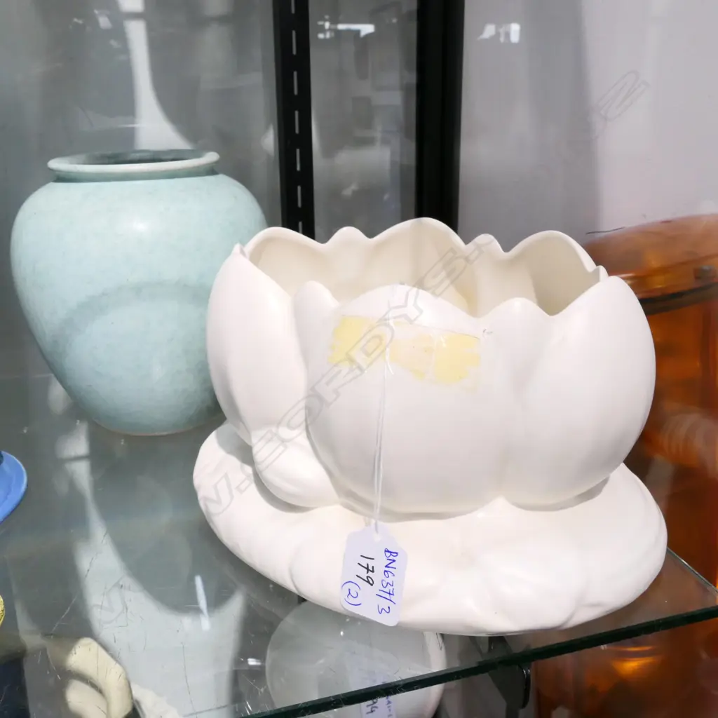 CLARICE CLIFF LILY VASE / LOVATTS VASE Image 1++