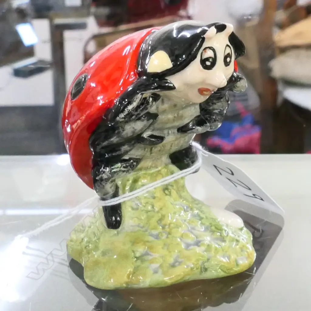 ROYAL ALBERT BEATRIX POTTER FIGURE 'MOTHER LADYBIRD' Image 1++