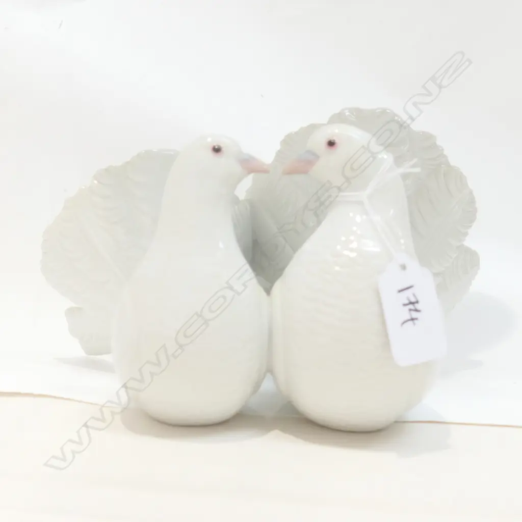 A Lladro sculpture of two kissing doves Image 1++