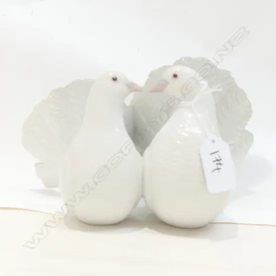 A Lladro sculpture of two kissing doves