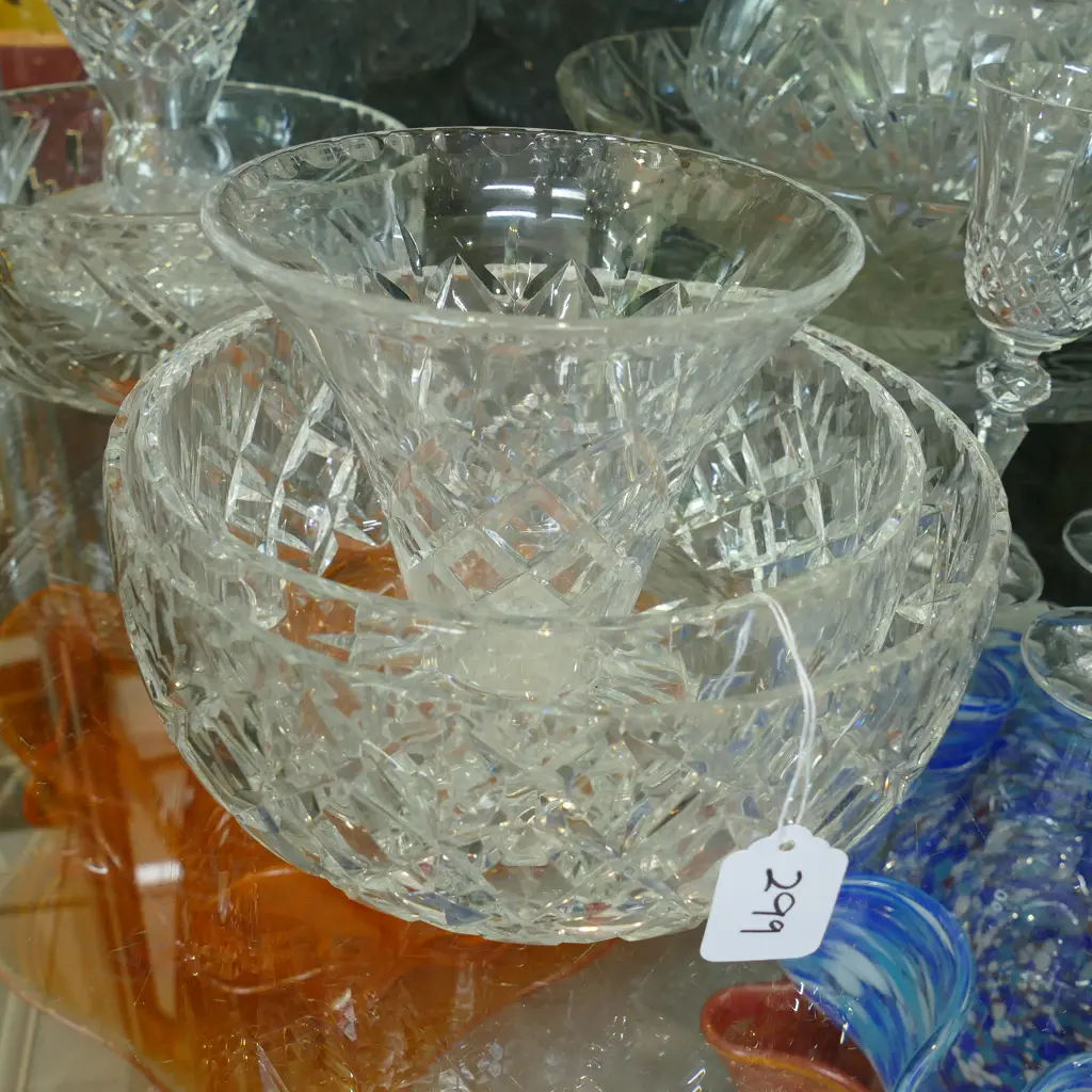2 CRYSTAL BOWLS & A CRYSTAL VASE Image 1++
