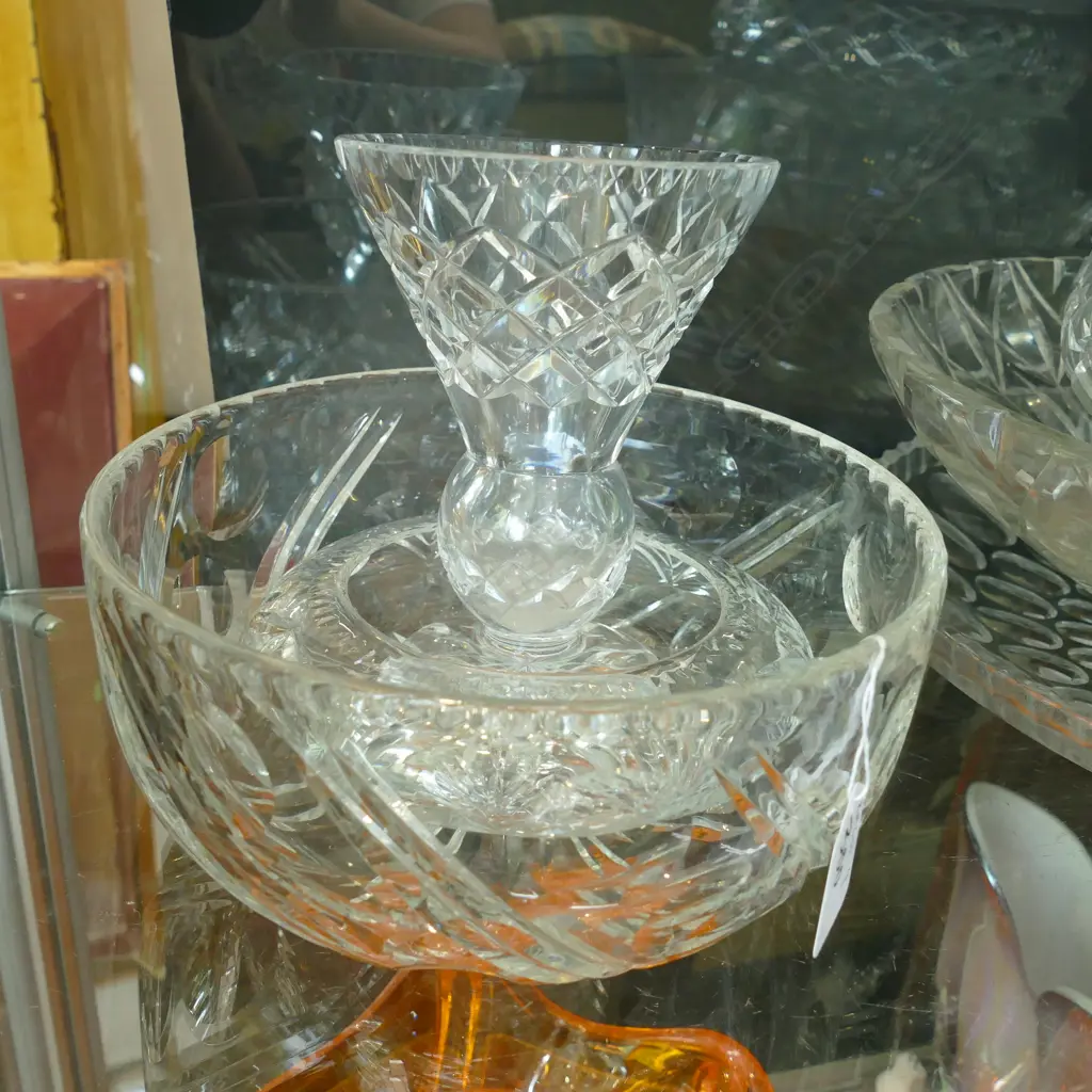 2 CRYSTAL BOWLS & A CRYSTAL VASE Image 1++