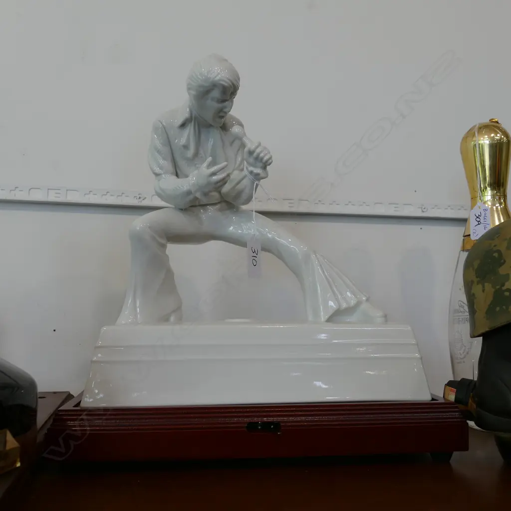 ELVIS MUSICAL WHISKEY FIGURE Image 1++