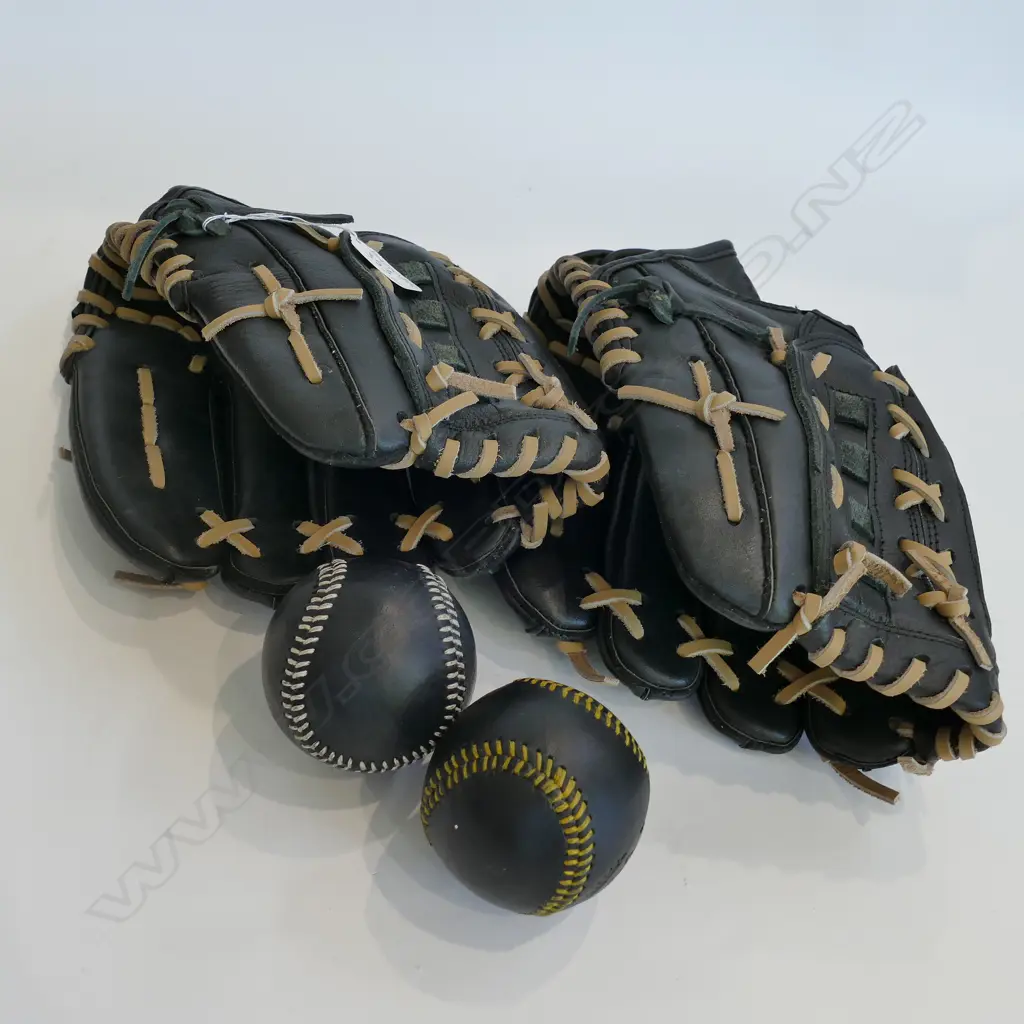 PR GENUINE LEATHER VINTAGE STYLE BASEBALL GLOVES AND 2 BALLS Image 1++