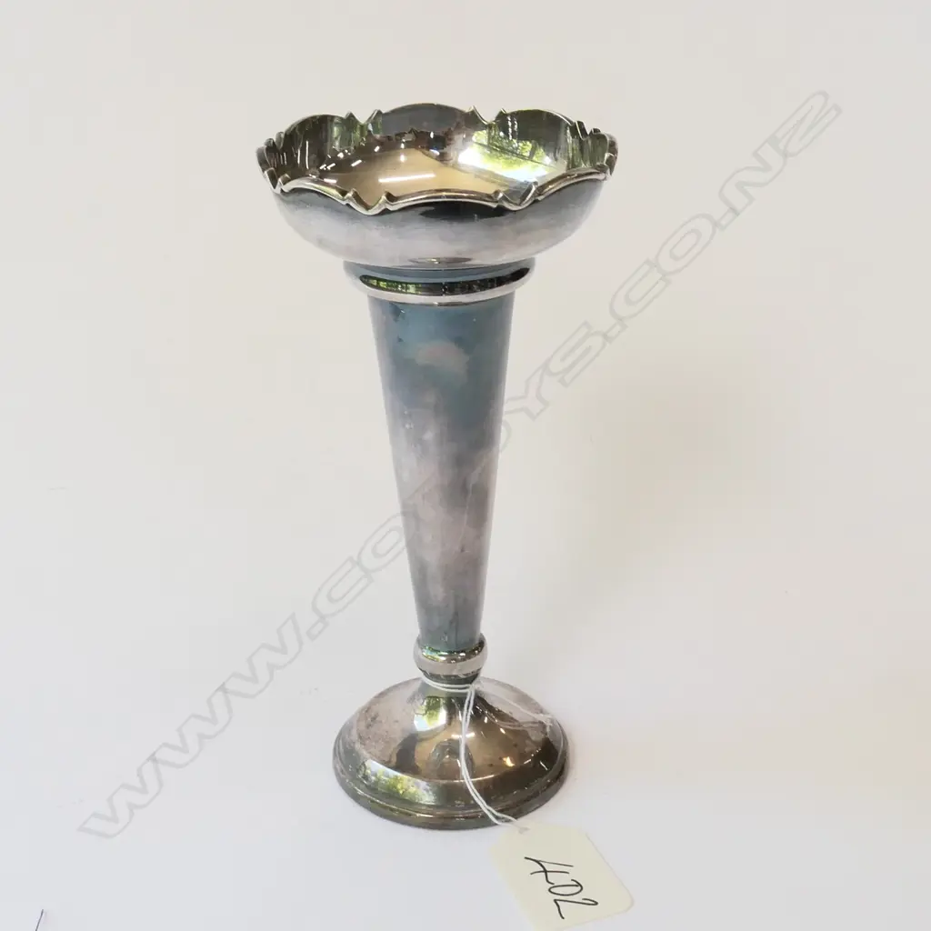 Bud vase  London Mappin  & Webb Sterling weighted. Image 1++