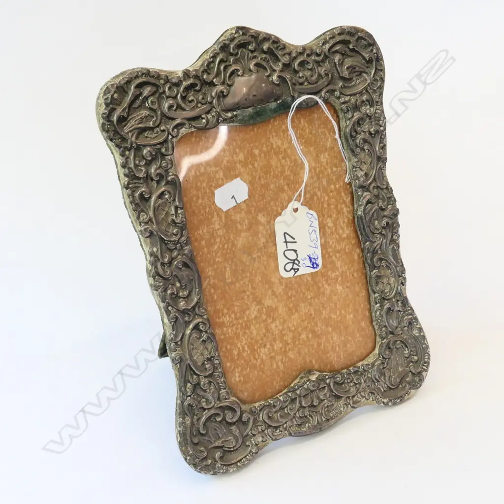 Ornate silver photo frame Chester with green velvet back Image 1++