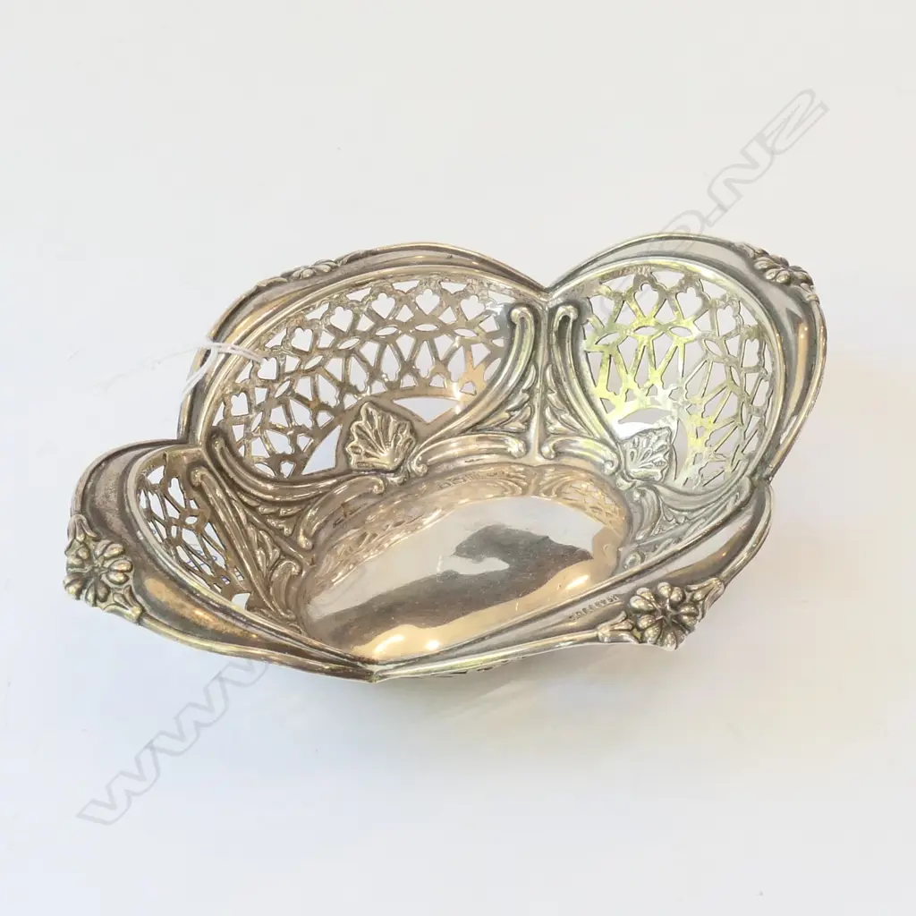 Quatrefoil pierced cany dish RP London 73 grams Image 1++