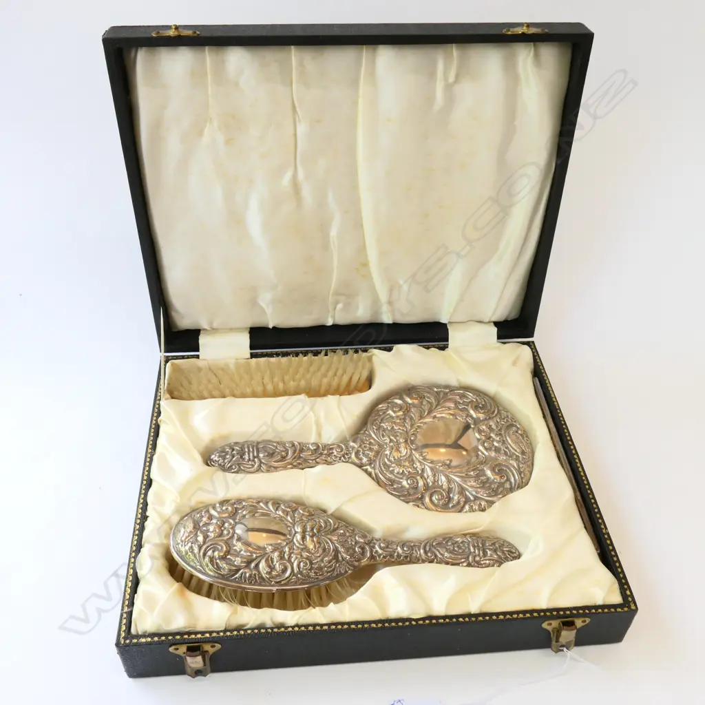 EMBOSSED SILVER 4 PCE DRESSING TABLE SET CASED Image 1++