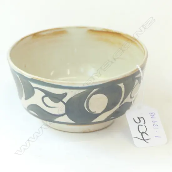 ALAN CAIGER-SMITH (1930-2020), SMALL BOWL MADE AT THE ALDERMASTON POTTERY, ENGLAND.