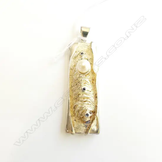 STERLING SILVER AND PEARL PENDANT 17.23gm