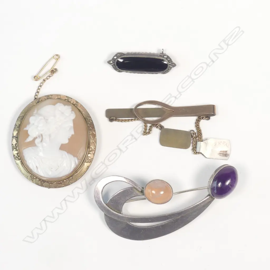 FOUR MISCELLANEOUS BROOCHES - GOLD PLATED/SILVER ETC Image 1++