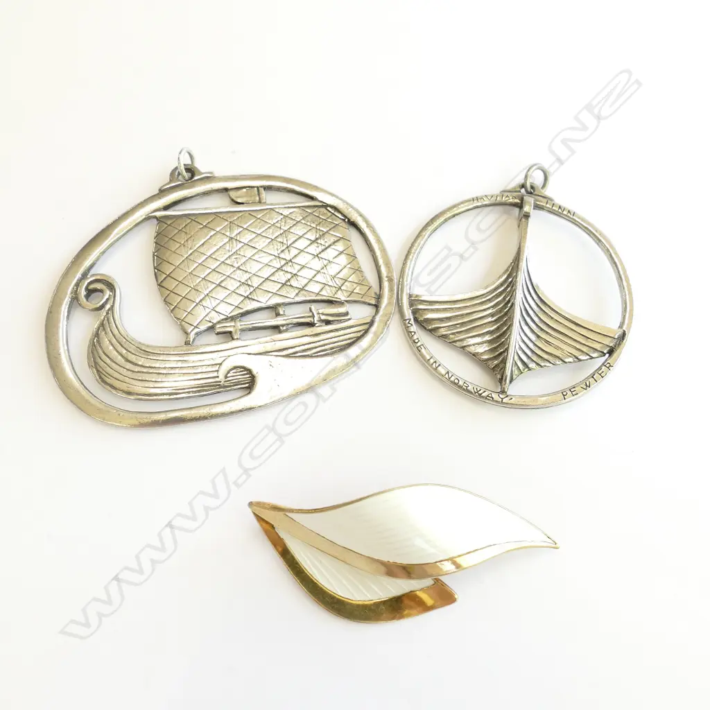 TWO NORWEGIAN PEWTER PENDANTS AND A SILVER GILT BROOCH Image 1++