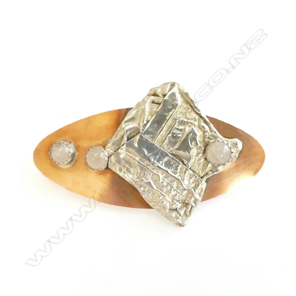 RETRO CATHERINE KNIGHT BROOCH Image 1++