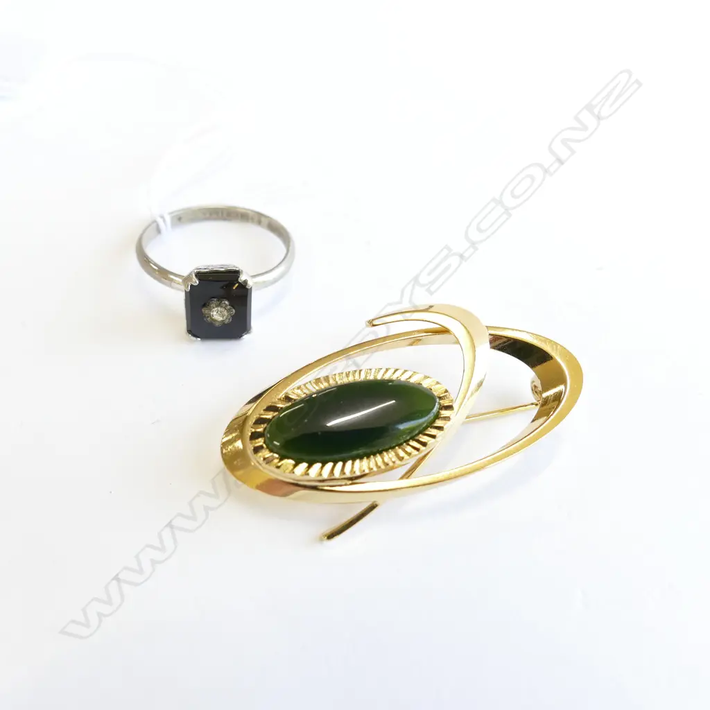 22 CT PLATED GREENSTONE BROOCH AND 8.5 BLACK OYNX S/S RING Image 1++