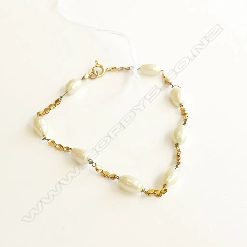 14CT GOLD AND FRESH WATER PEARL BRACELET Image 1++