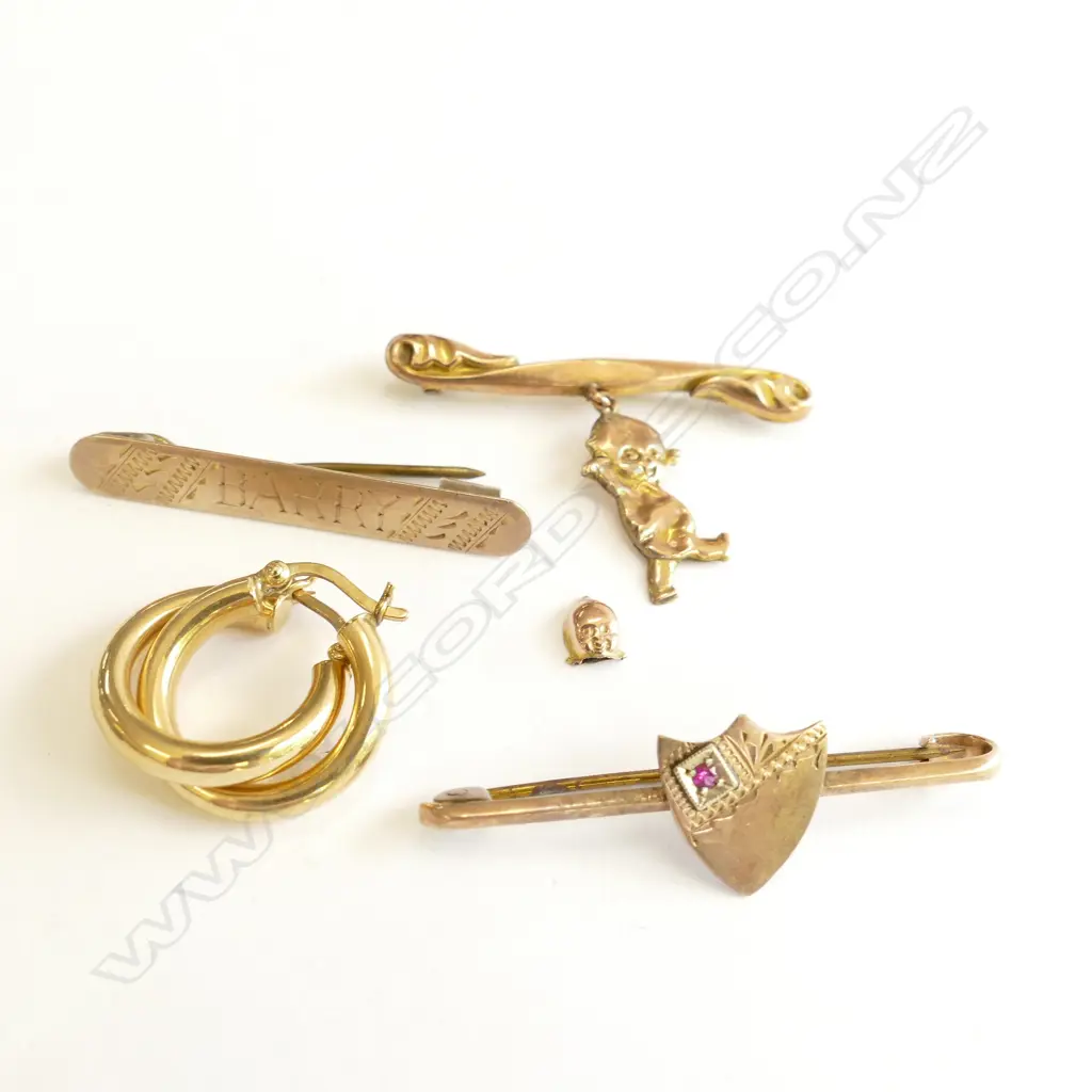 7.3GMS 9CT GOLD: PR E.RINGS. 3 BROOCHES ETC Image 1++