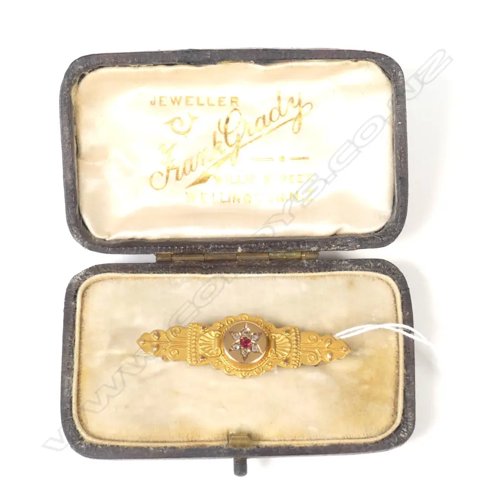 9CT VICT GOLD BROOCH DIAMOND SET Image 1++