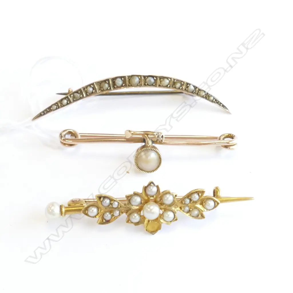 THREE 9CT GOLD AND PEARL BROOCHES (ONE AF) Image 1++