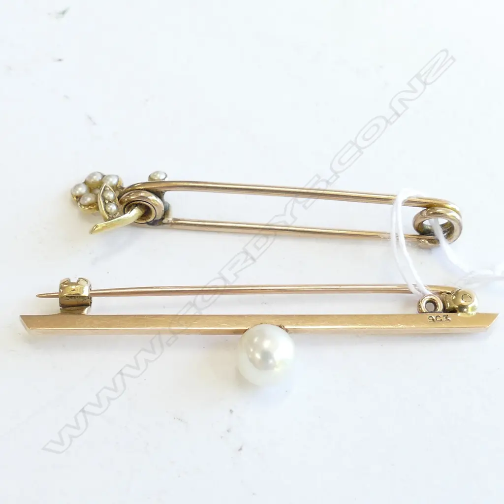 TWO 9CT GOLD AND PEARL BROOCHES Image 1++