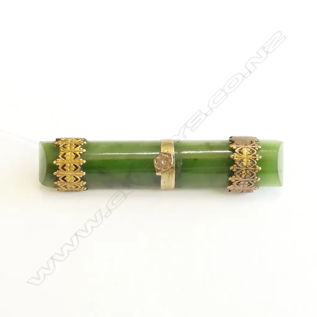 9CT GOLD AND POUNAMU BROOCH (AF) Image 1++