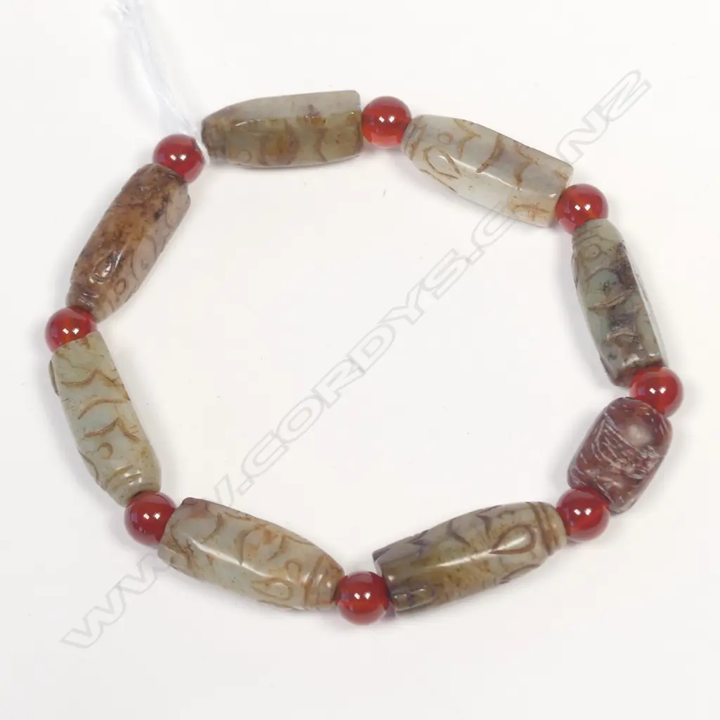 JADEITE CARVED ANIMAL 8 BEAD BRACELET... Image 1++