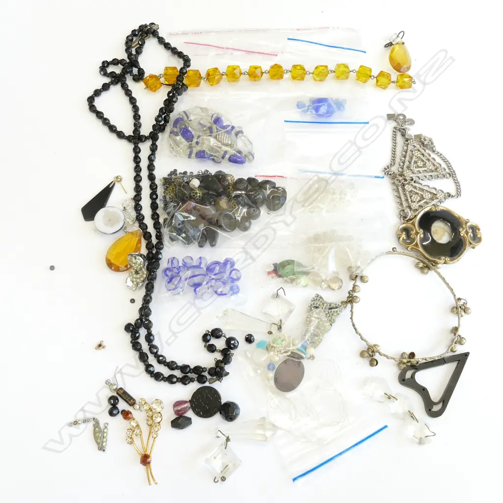 BAG OF VINTAGE BEADS ETC. Image 1++