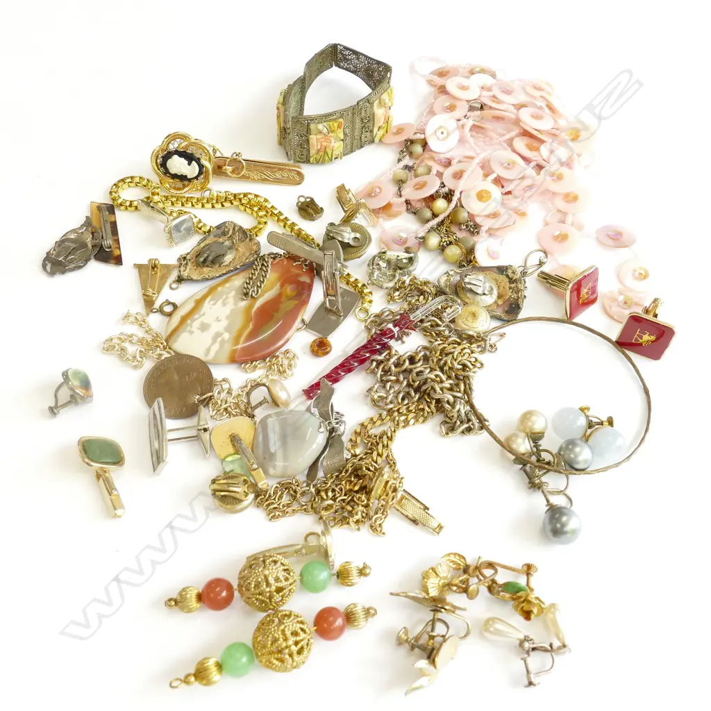 BAG OF COSTUME JEWELLERY Image 1++