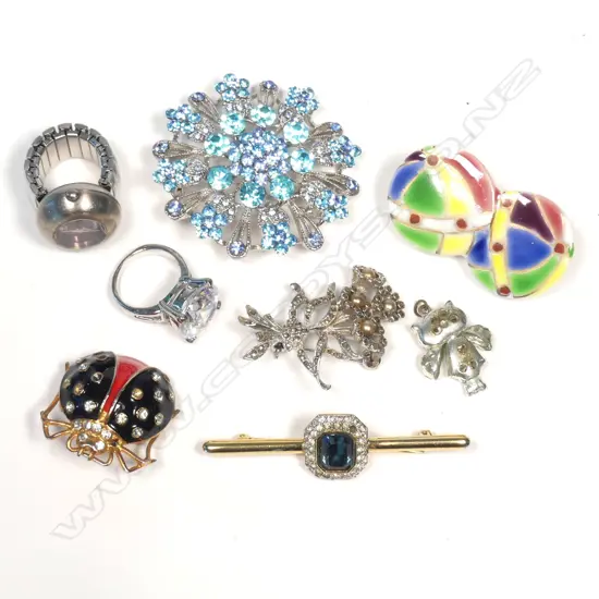 BAG OF COSTUME BROOCHES, WATCH, RING, ETC