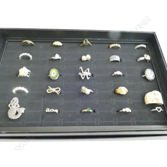 DISPLAY BOX WITH 25 COSTUME RINGS