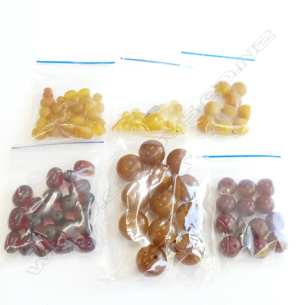 BAG OF AMBER BEADS AND RESIN BEADS Image 1++