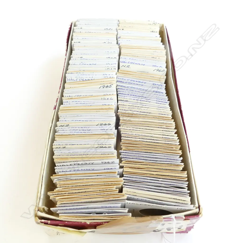 BOX LOT OF NZ  HALF PENNYS Image 1++