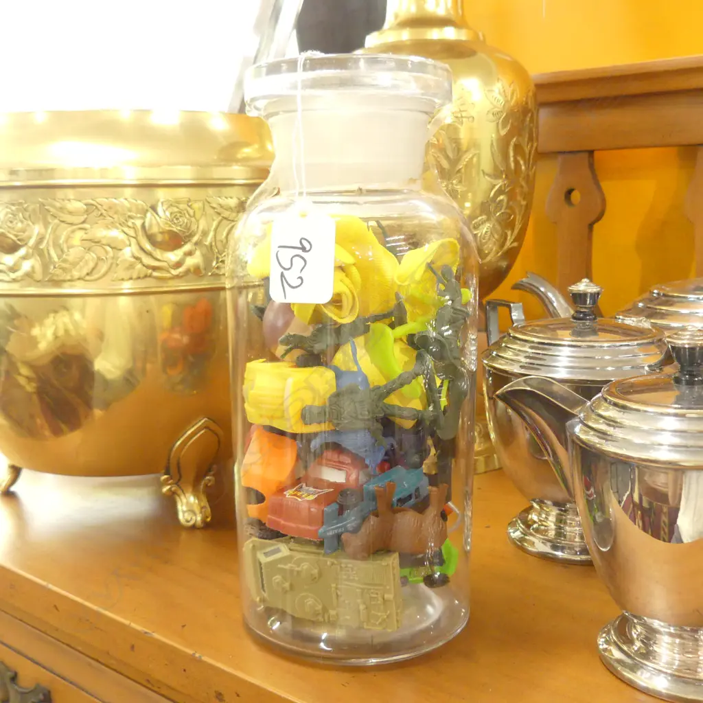 APOTHECARY JAR WITH ASST PLASTIC TOYS H 240 MM Image 1++