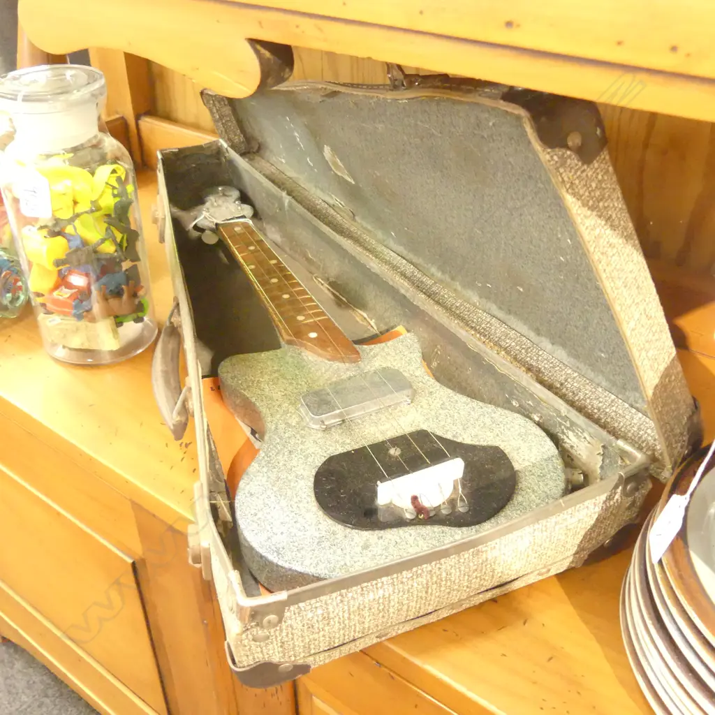 CHILD'S ELECTRIC GUITAR + CASE Image 1++