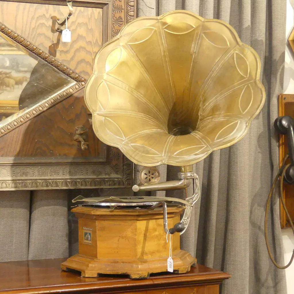 HIS MASTERS VOICE GRAMOPHONE W/ HORN AND 1 RECORD Image 1++