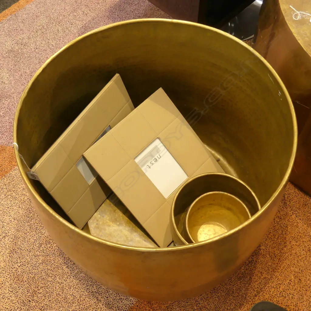 LARGE BRASS PLANTER + 2 SMALLER / ARTWORK + 2 FRAMES D 520 MM Image 1++