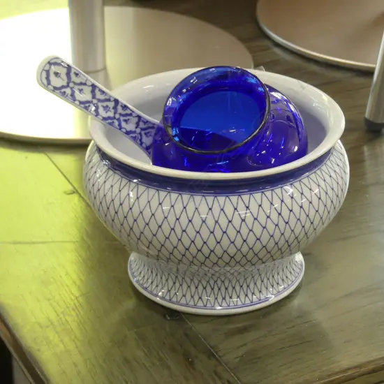 B/W TUREEN/LADLE/GLASS VASE ETC