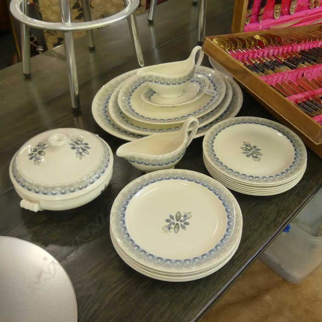 WEDGWOOD RAVILIOUS PART DINNER SET Image 1++