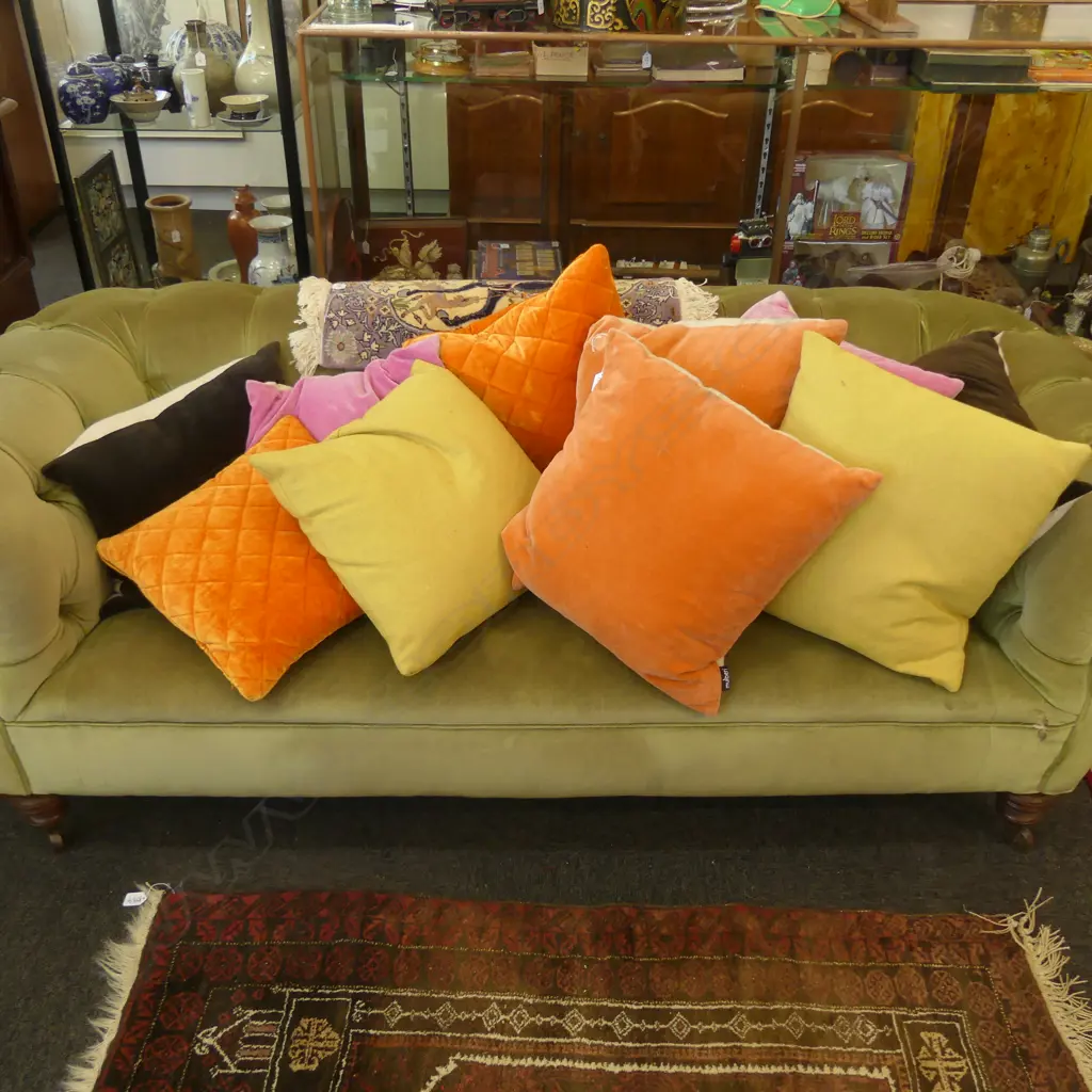 LARGE LOT  ASST DESIGNER CUSHIONS Image 1++