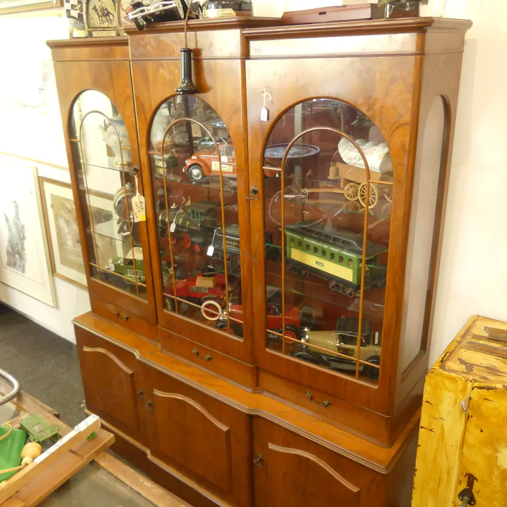 MAHOGANY GLAZED DISPLAY CABINET L 1500 Image 1++