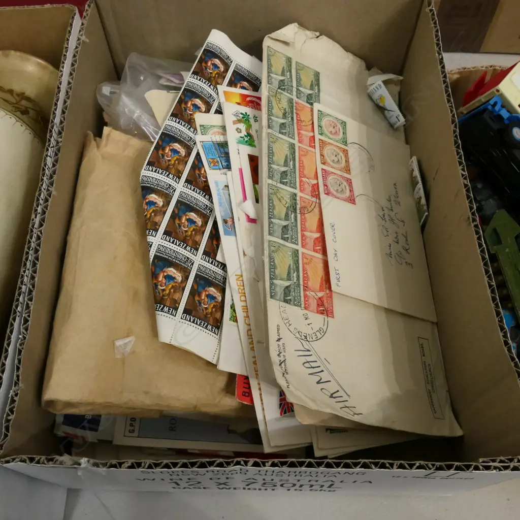 LOT ASST NZ STAMPS + AUSTRALIAN STAMP ALBUM Image 1++