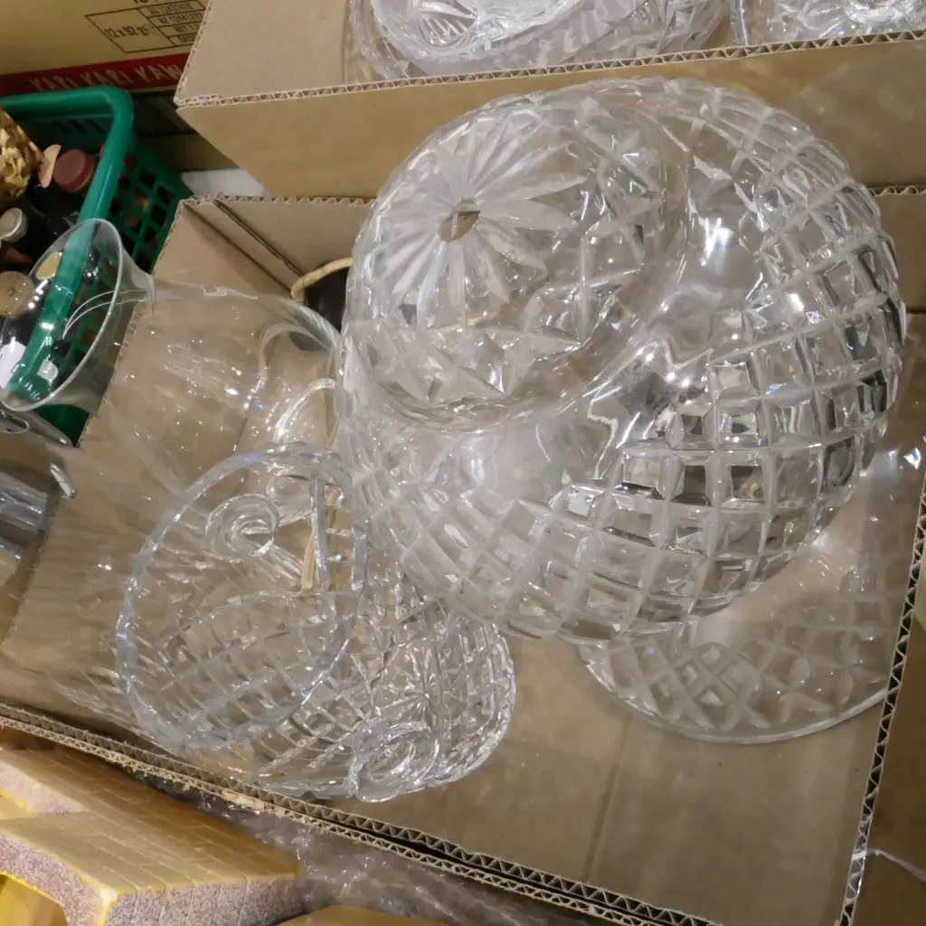 LOT ASST CRYSTAL + GLASSWARE INCL. LAMP Image 1++