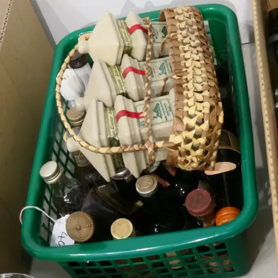 SMALL BOX LOT ALCOHOL MINIATURES